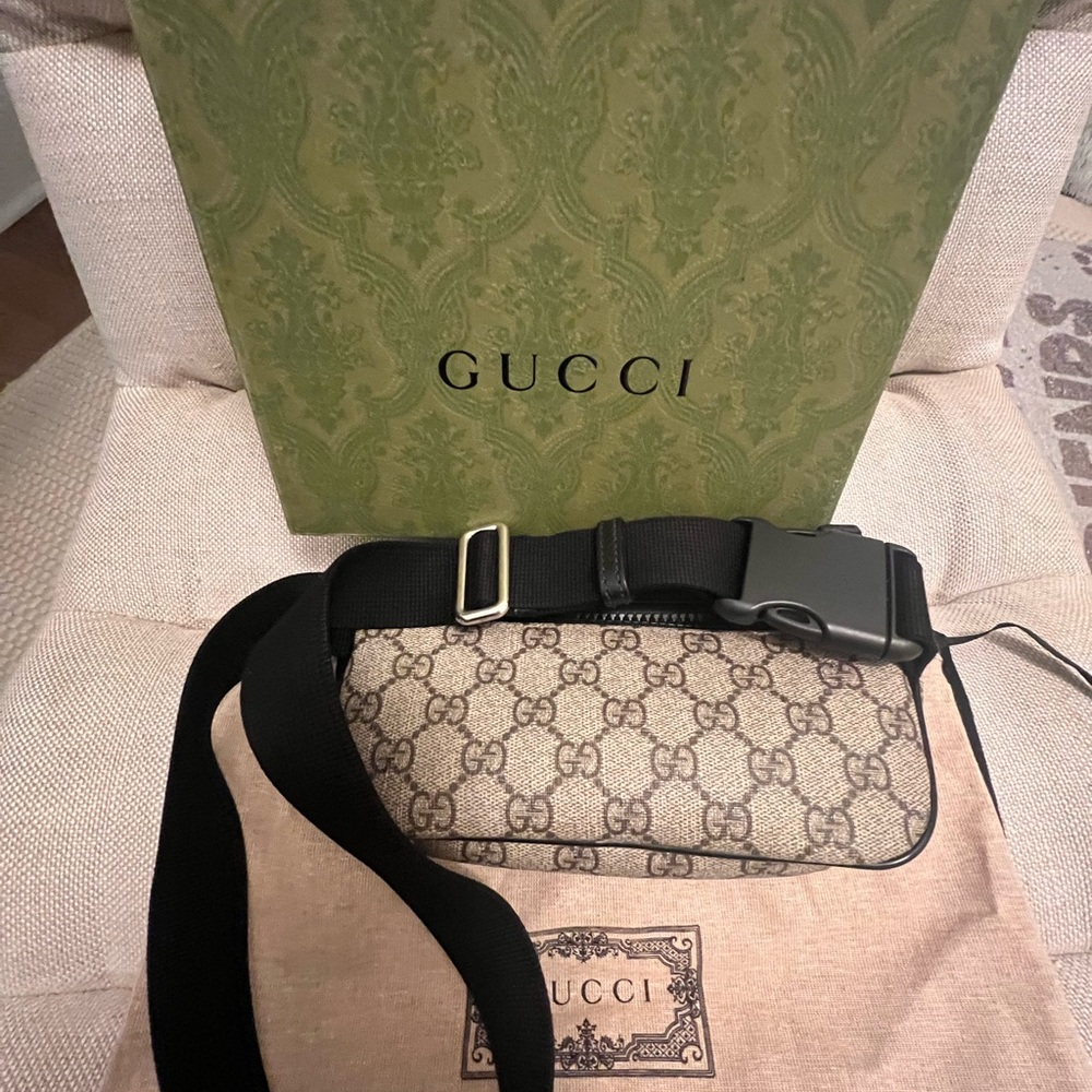 Gucci Supreme Belt Bag - Picture 4 of 14